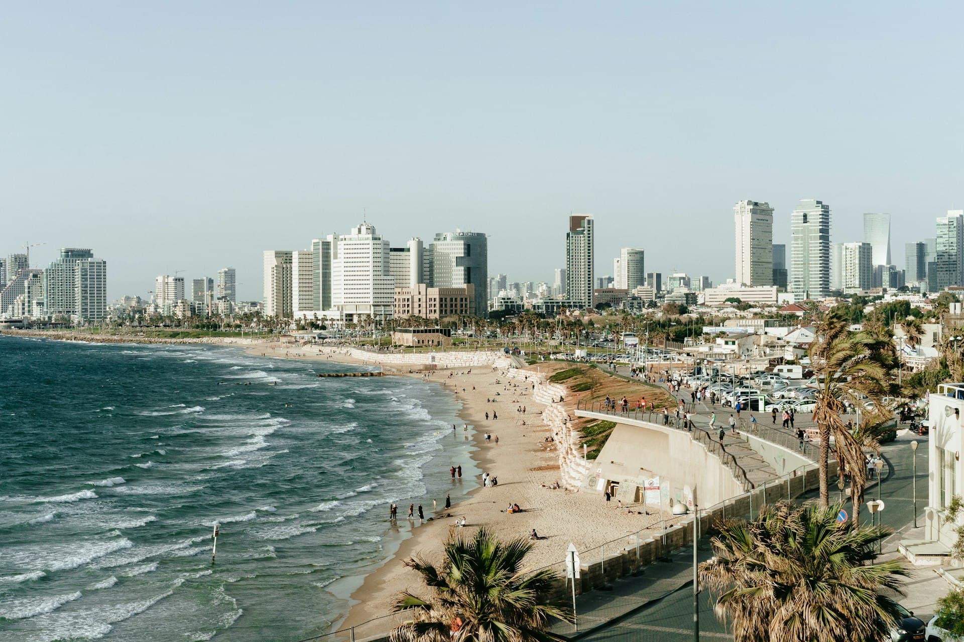 Tel Aviv — front de mer et gratte-ciels au bord de la Méditerranée